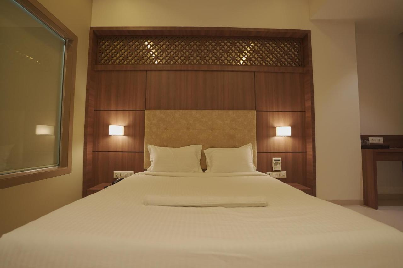 Hotel Mathoshree Thána Kültér fotó