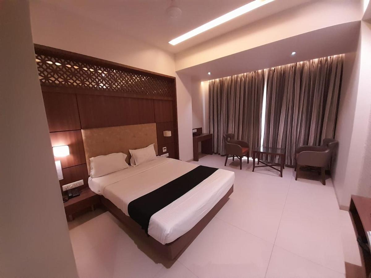 Hotel Mathoshree Thána Kültér fotó
