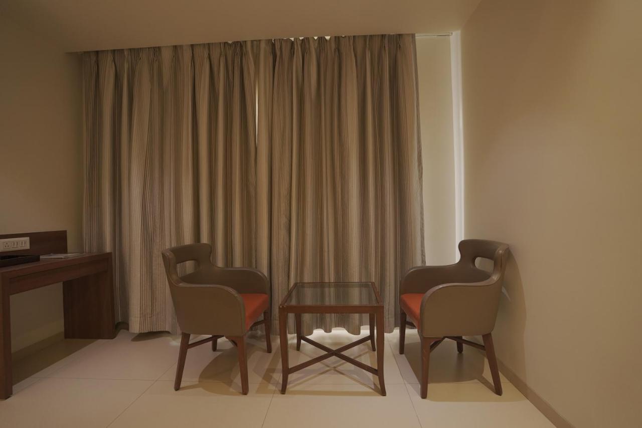 Hotel Mathoshree Thána Kültér fotó
