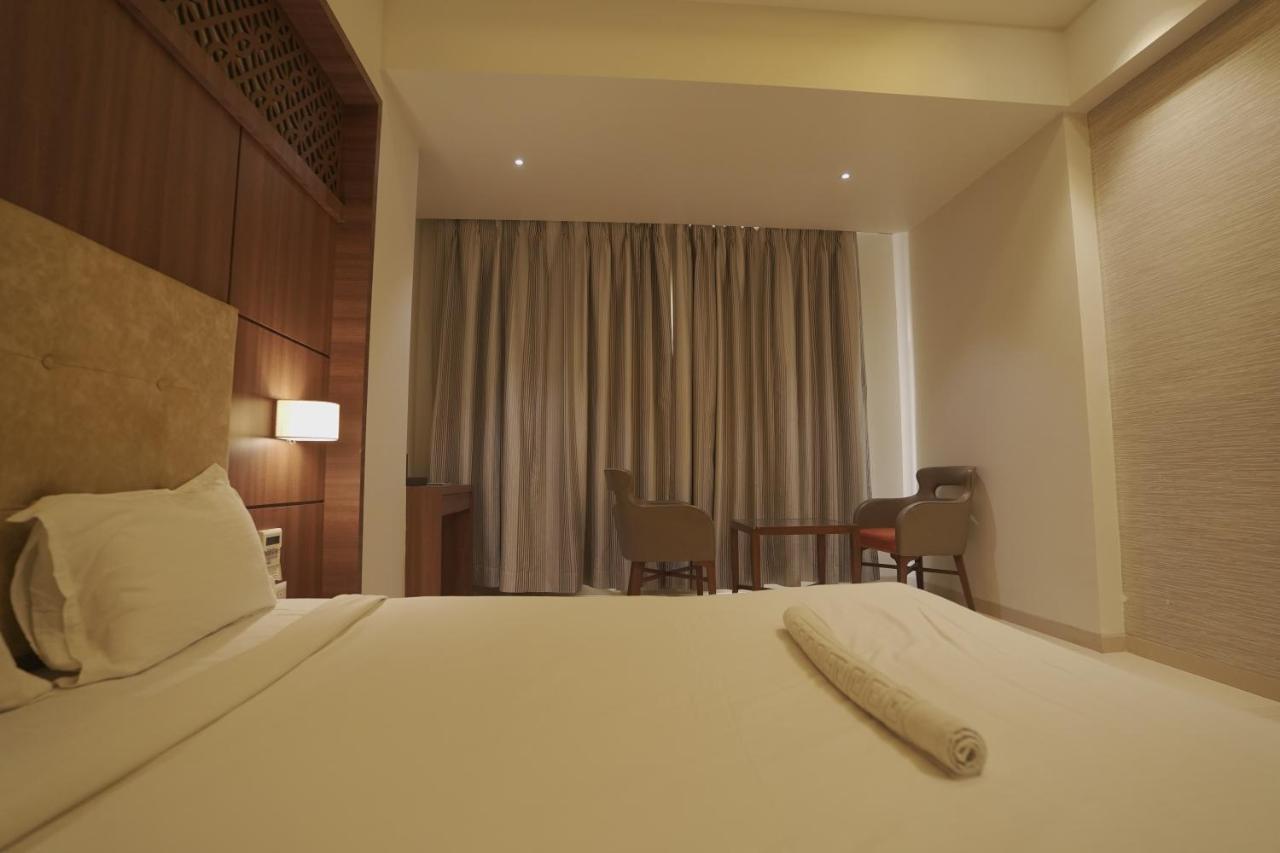 Hotel Mathoshree Thána Kültér fotó