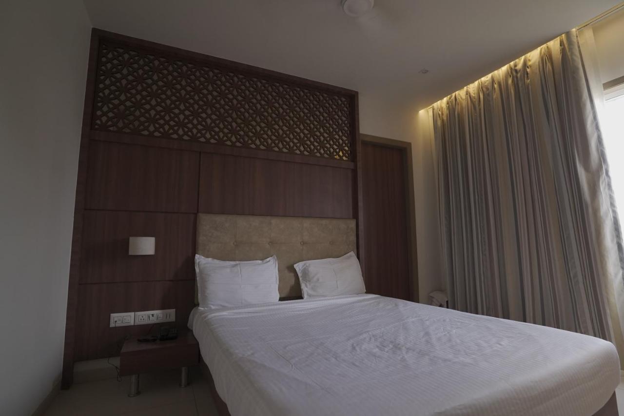 Hotel Mathoshree Thána Kültér fotó