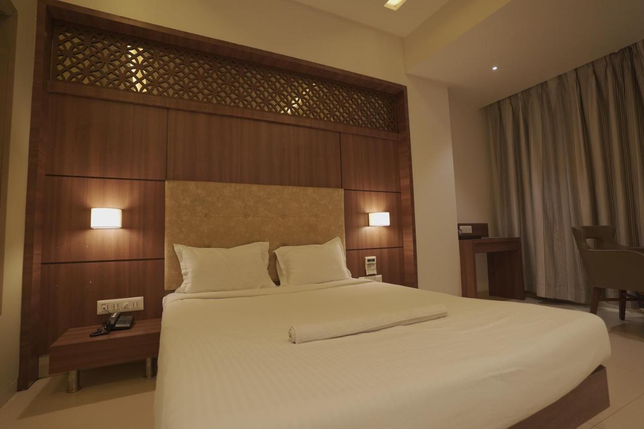 Hotel Mathoshree Thána Kültér fotó