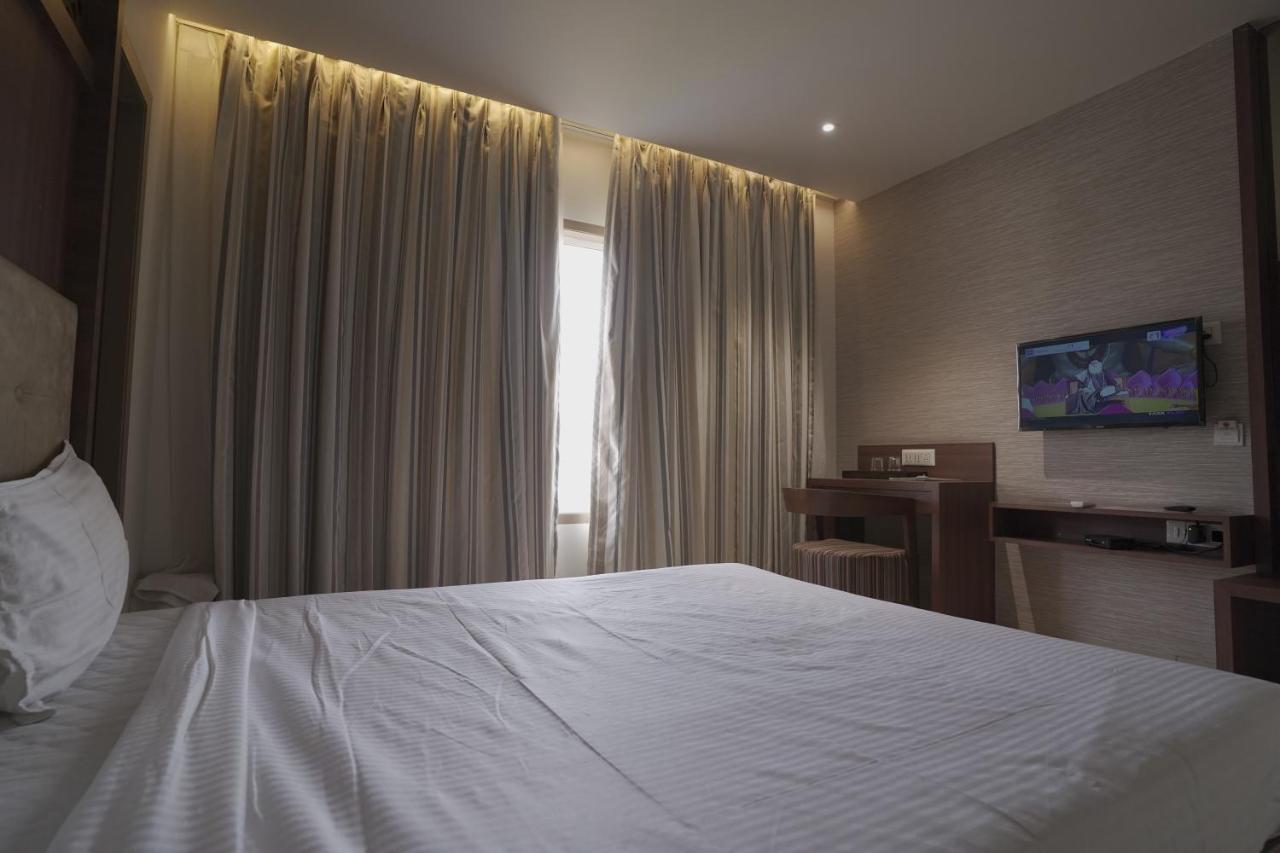 Hotel Mathoshree Thána Kültér fotó