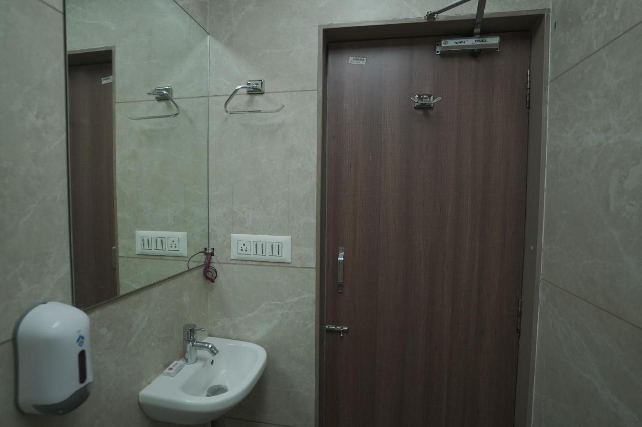Hotel Mathoshree Thána Kültér fotó